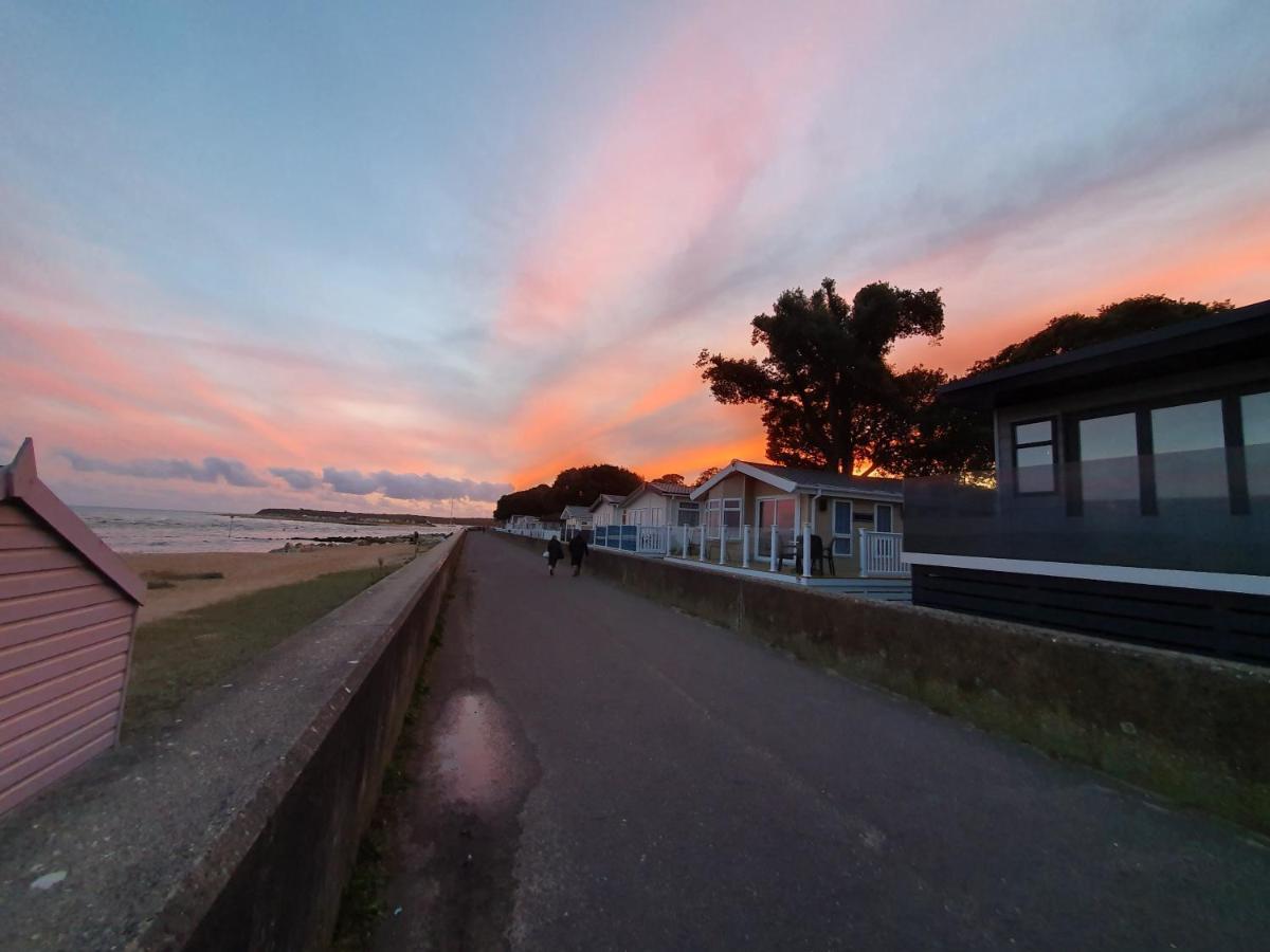 Mudeford Beach Lodge Экстерьер фото